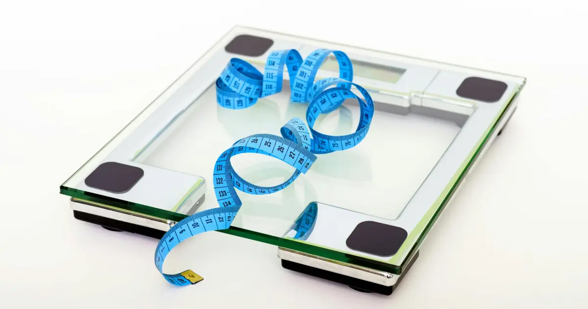 Bilancia pesa persone e metro blu