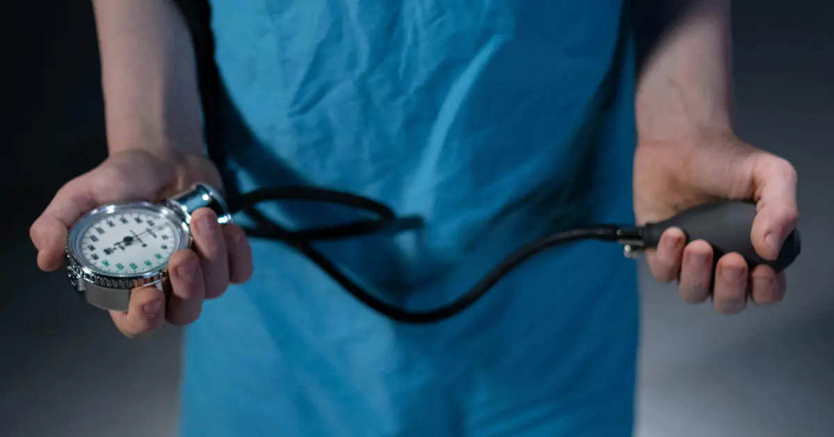 Medico che misura la pressione